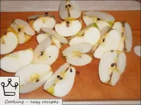 As maçãs são limpas, cortadas em quatro partes. ...