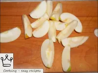 去除芯和四分之一的切斷槽。將檸檬汁倒入容器中，放在蘋果的葉子裏攪拌均勻。讓它起床。...