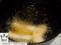 鍋またはフライヤーで油を熱します。リンゴは、茶色になるまで2〜3分間、すぐに揚げられます。...