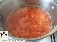 みじん切りにしたカボチャをマリネに入れ、クリアになるまで煮込みますが、柔らかすぎません（約15分）。...
