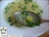 La zuppa di patate è pronta. Serve con il verde fr...