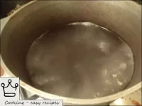 鍋に水を注ぎ、火をつけます。鍋に水を沸騰させ、塩を加えます。...