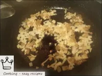 Fry the onions lightly with pork lard, stirring, o...