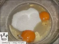 Sbattere le uova con lo zucchero. ...