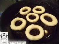 加热煎锅，倒入植物油（或脂肪）。在热油（脂肪）中放置准备好的轮子。一边用黄油（脂肪）烤甜甜圈，一边用...