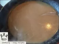 面粉調味料略微冷卻，將蘑菇桶分解至所需稠度，煮熟，攪拌並除去泡沫（2-3分鐘）。...