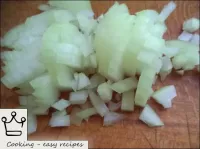 Peel the onions, wash, finely chop. ...
