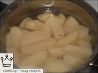 煮土豆。為此，清除它並切成薄片。然後倒入水中，使其完全覆蓋土豆。用大火煮沸, 加入0. 5小時的鹽勺...
