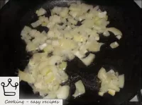 Fry the finely chopped onions until golden. To do ...