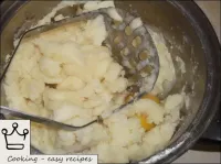 在冷卻的土豆泥中，將生雞蛋塞進攪拌。...