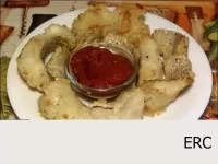 油炸鳕鱼鱼片放在盘子上排成一排，撒上脂肪。用土豆和番茄酱或蘑菇酱油炸鳕鱼。...
