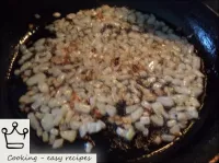 加熱煎鍋，倒入植物油。將切碎的洋蔥放入油中。洋蔥用中火炒至金黃色，攪拌。油炸2-3分鐘。...
