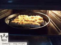 真ん中の棚に熱いオーブンに入れます。チーズが溶けるまで180度で焼く（5-7分）。...
