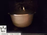 鍋をふたでしっかり閉め、オーブン（180度）に入れて柔らかくなるまで休ませます（約30〜40分）。...