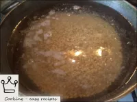 将准备好的小麦放入锅中（或锅中），倒入冷水中，煮沸。放盐。...