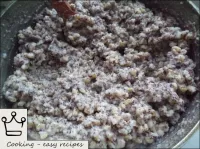 준비된 양귀비를 밀과 철저히 섞으십시오. 쿠티아가 두껍다면 밀을 조리 한 약간의 냉각수를 ...