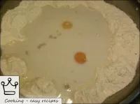 修剪蛋黃（不需要蛋白質）。將面粉倒入深碗中，加入在溫暖的牛奶酵母蛋黃中稀釋的面粉。...