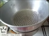 냄비에 2 리터의 물을 끓여서 소쿠리 위에 올려 놓습니다. ...