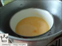 卵の塊の型は、ふたで覆われたザルの中に置かれます。オムレツは準備ができるまで調理されます（約10分）...