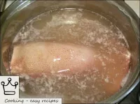 물을 끓입니다. 오징어를 끓는 물에 넣고 3-4 분 동안 요리하십시오. 그런 다음 오징어를...