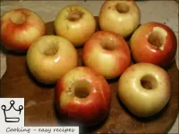 リンゴを洗って、芯を取り除きます。必要に応じて、リンゴの総数の半分を半分または四分の一にカットするこ...