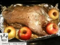 ベーキングシートを非常に予熱されたオーブン（220度）に置き、褐色になるまでアヒルを揚げる（20分）...