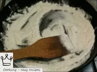 ソースを準備するには、小麦粉をふるいにかける必要があります。これを行うには、乾燥したフライパンを熱し...