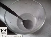Dissoudre le sel dans de l'eau tiède (50 ml). ...