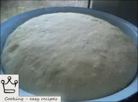 生地に小麦粉を軽く振りかける、カバーと2-2。5時間上昇するための暖かい場所に置く。この間、1-2 ...