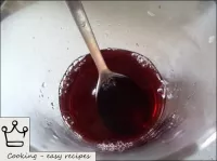 他們做浸漬。為此，將葡萄酒與溫水混合，加入糖。攪拌至糖完全溶解。...