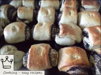 在大约25分钟内烘烤带有罂粟花的自烤面包，直至红润。...
