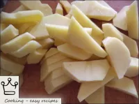 Peel, wash the potatoes, cut into slices. ...