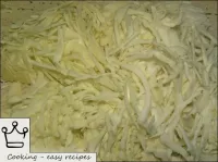 如何制作卷心菜砂鍋：白色羽衣甘藍從汙染物和被汙染的葉子中清除，切開雞皮，用稻草刺穿。...