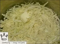 用低层（25-30厘米）将大衣卷心菜折叠到蜂窝或鱼锅中，倒入少量水或肉汤（白菜重量的20-30％-1...