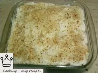 用酸奶油润滑卷心菜砂锅表面。可以将砂锅表面撒在面包屑甚至磨碎的奶酪上，然后倒入油中。...