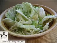 然後放在沙拉裏，撒上綠洋蔥。北京菜沙拉準備就緒。享受你的飯...