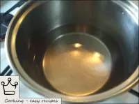 准备腌制。为此，将0. 5杯醋与0. 5杯水混合，煮沸，加入盐并用木勺搅拌几分钟。...