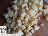 將蘋果洗凈，從果皮和心中去除，切成薄片（用立方體或稻草）。...