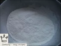 如何制作沙面團：面粉被篩選。...