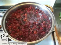 將蔓越莓擠壓入熱水中，煮沸。煮熟5-10分鐘。...