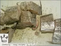 如何煮鳕鱼炖菜：将鳕鱼切成碎片，加盐（1小节），撒上胡椒（1小节）。...