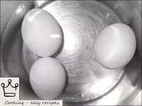 Die Eier (3 Stück) in einen Topf geben und mit kal...