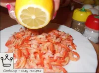 Peel the shrimp shell, drizzle with lemon juice. ...