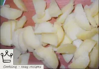 Kartoffeln putzen. Gekochte Kartoffeln in Scheiben...