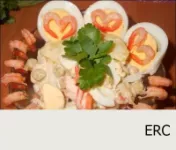 將蝦沙拉放入沙拉中，用煮雞蛋杯、蝦和蔬菜裝飾。...