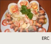 Salada de camarão com batatas fritas, ovo e ervilh...