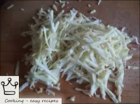如何制作芹菜和蘋果沙拉：芹菜清潔，洗凈，磨碎。...