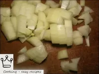 玉ねぎでスクランブルエッグを作る方法：皮をむき、玉ねぎを細かく刻む。...