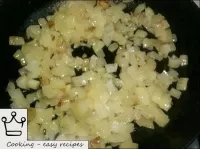 在鍋裏加熱油。在鍋中的油中（或在其他帶有蓋子的深碗中）用低火煮熟並切碎的洋蔥。添加3-4條湯匙水，少...