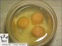 Die Eier in eine Schüssel zerschlagen, ohne das Ei...